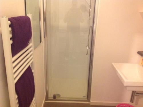 y baño con ducha de cristal y lavabo. en WESTEND PROPERTY, en Aberdeen