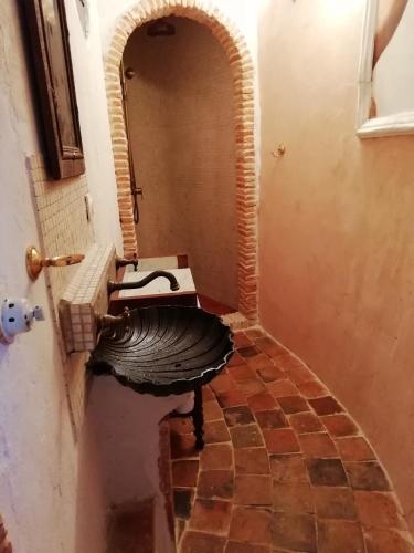 une pièce avec un pneu assis sur un sol en briques dans l'établissement La Tour Mandot, à Montluel