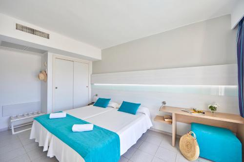 Gavimar Ariel Chico Hotel and Apartmentsにあるベッド
