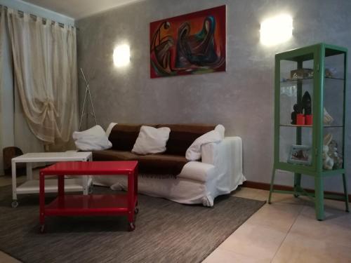 a living room with a couch and a table at Casa Felicité - di Francesca e Antonio in Valmareno