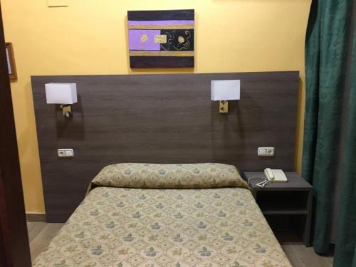 Hotel Nacional Melilla tesisinde bir odada yatak veya yataklar