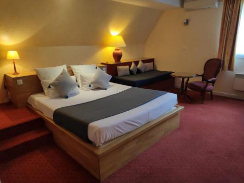 Cette chambre comprend un grand lit et un canapé. dans l'établissement Hotel Calisola, à Chalezeule