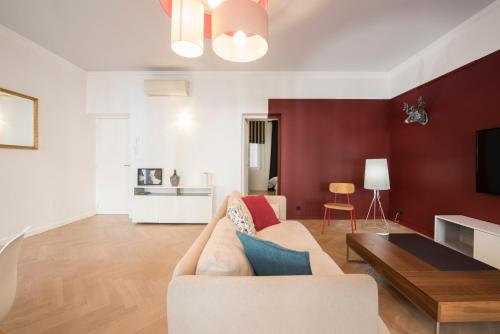 un salon avec un canapé et une table dans l'établissement F3 Plein centre plage à 50 m (rue calme) parking possible, à Saint-Raphaël