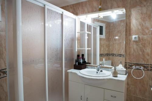 La salle de bains est pourvue d'une douche et d'un lavabo. dans l'établissement Luminoso piso + balcón en Valencia, à Valence