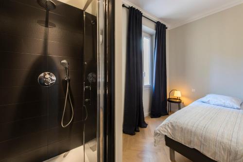 ein Badezimmer mit Dusche und einem Bett darin in der Unterkunft F3 Plein centre plage à 50 m (rue calme) parking possible in Saint-Raphaël