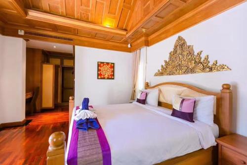 una camera con un grande letto di Lawootrip Villa a Patong Beach
