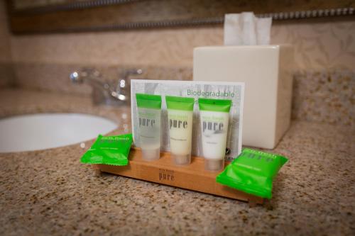 un grupo de cuatro tubos de pasta de dientes en el mostrador del baño en Red Lion Hotel Yakima Center en Yakima