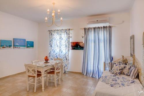 Гостиная зона в Opalio Apartments,Kimolos