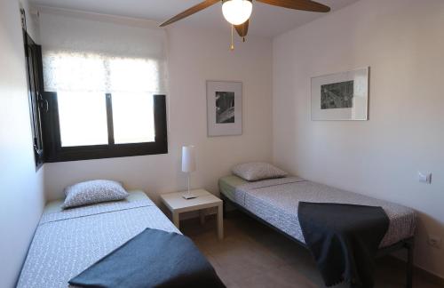 - une chambre avec 2 lits et une fenêtre dans l'établissement Villa Marina Aguilas Apt. A1B4, à Águilas