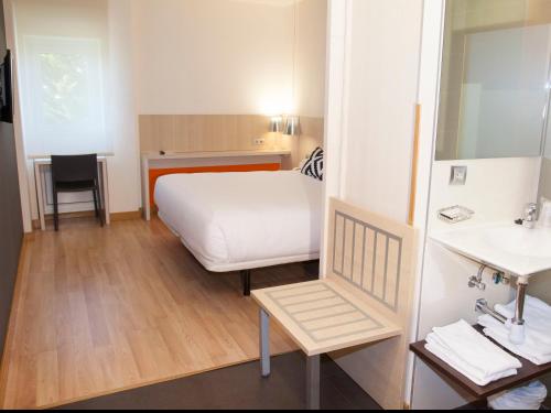 Hotel Restaurante Cadosa tesisinde bir odada yatak veya yataklar