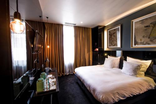 מיטה או מיטות בחדר ב-Hotel Les Nuits