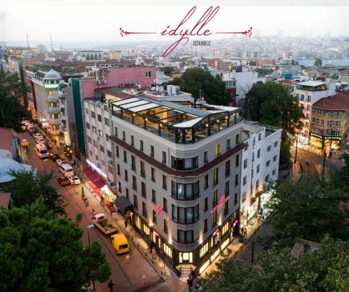 فندق إيديل في إسطنبول: مبنى ابيض كبير على شارع المدينة بالليل