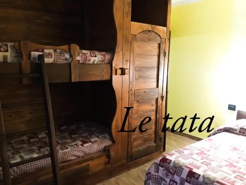 1 dormitorio con literas y 1 cama en Chèvres à Cheval - Apartment en Aosta
