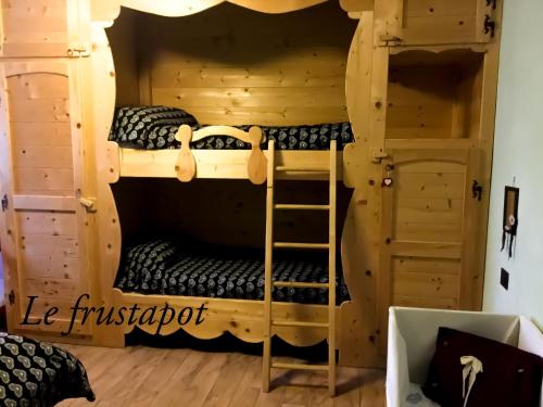 a bunk bed in a log cabin with two bunk beds at Chèvres à Cheval - Apartment in Aosta