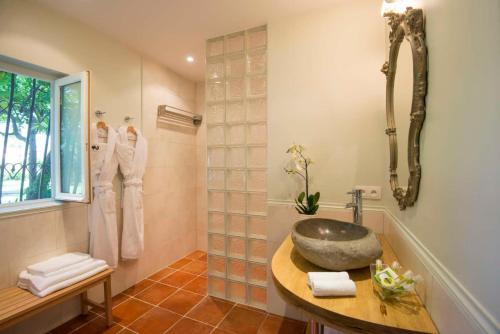 une salle de bain avec un lavabo et une douche dans l'établissement Le Mas du Chanoine, à Saint-Paul-de-Vence