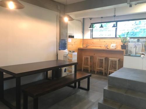 Ruang duduk di Jellyfish Hostel