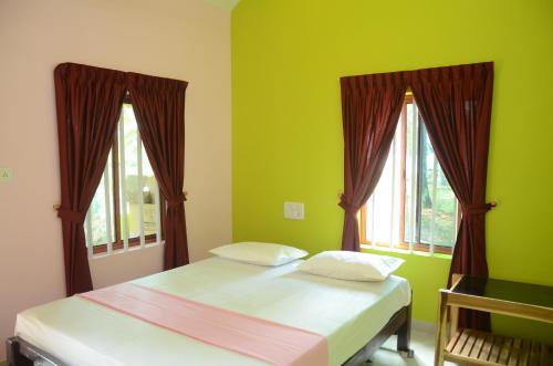 Postel nebo postele na pokoji v ubytování Munroe Mangrove Forest Lake Holidays Resorts