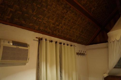 a room with a ceiling and a shower curtain at Casa Caminho do Corcovado - Pet friendly in Rio de Janeiro