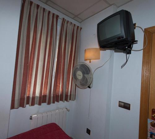 A television and/or entertainment centre at Hostal Goyma II