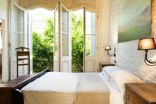 une chambre avec un lit et une fenêtre dans l'établissement ChillHouse, à Buenos Aires