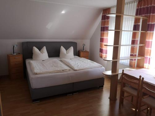 Un pat sau paturi într-o cameră la Pension Arndt UG
