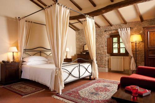A bed or beds in a room at Monsignor Della Casa Country Resort & Spa