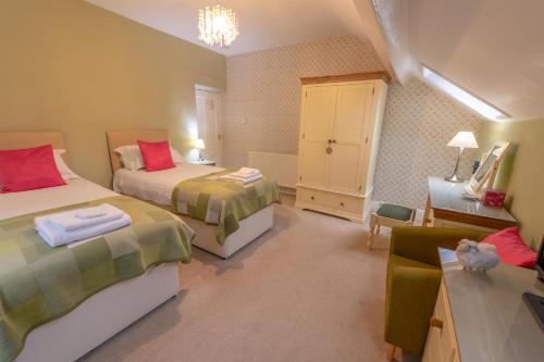 a hotel room with two beds and two lamps at Ty Derw Country House in Dinas Mawddwy
