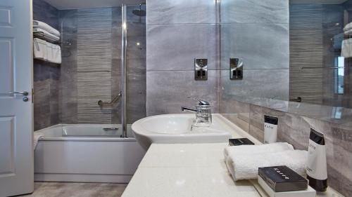 La salle de bains est pourvue d'un lavabo, de toilettes et d'une baignoire. dans l'établissement Tower Hotel & Leisure Centre, à Waterford