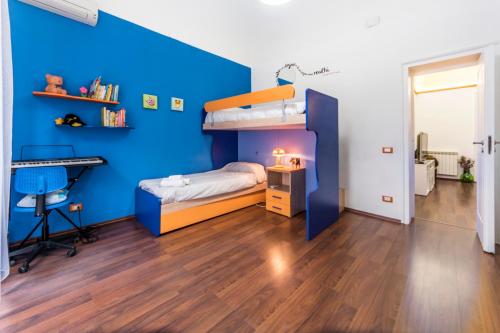מיטה או מיטות קומותיים בחדר ב-Casa Valire