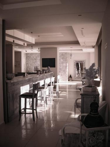 a kitchen with a bar with chairs and a table at Tenuta Terra e Sole in Castrocielo