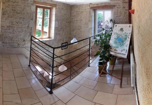 - un escalier dans une chambre revêtue de carrelage dans l'établissement Le Gros Chêne, Lac du Der, à Frampas