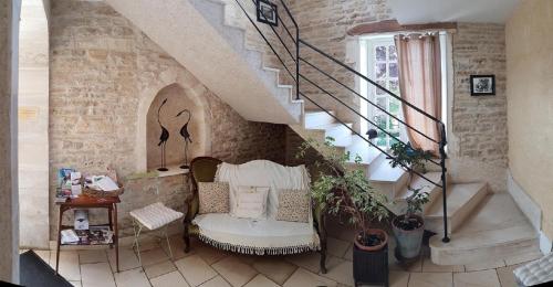 - un salon avec une chaise et des escaliers dans l'établissement Le Gros Chêne, Lac du Der, à Frampas
