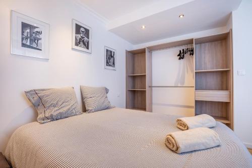 une chambre avec un lit avec deux serviettes dessus dans l'établissement 3 pièces Luxe Croisette, à Cannes