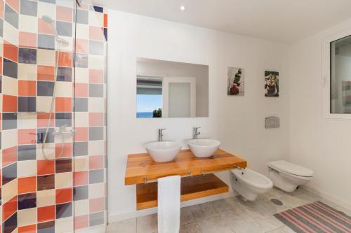 アルコ・ダ・カリェタにあるOurMadeira - Villa do Mar III, secludedのバスルーム(洗面台2台、トイレ付)