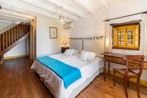 アルコ・ダ・カリェタにあるOurMadeira - Villa do Mar I, secludedのベッドルーム1室(ベッド1台、デスク、テーブル付)