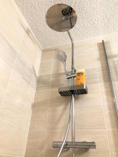 La salle de bains est pourvue d'un pommeau de douche. dans l'établissement JOLI STUDIO HYPER CENTRE TRES PROCHE VIEUX PORT, à Marseille