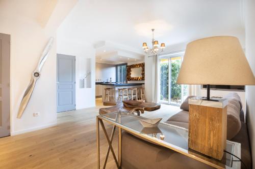 un salon avec un canapé et une table dans l'établissement 3 pièces Luxe Croisette, à Cannes
