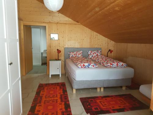 ein Schlafzimmer mit einem Bett mit Kissen darauf in der Unterkunft Chalet mit Alpenambiente Axalp in Brienz