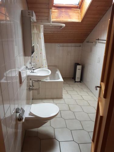 Et badeværelse på Chalet mit Alpenambiente Axalp