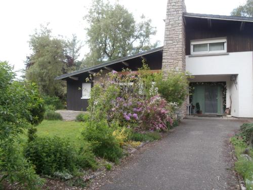 une maison avec une allée en face de celle-ci dans l'établissement L'Échappée belle à l'Étang d'Anty -appartement, à Saint-Nabord