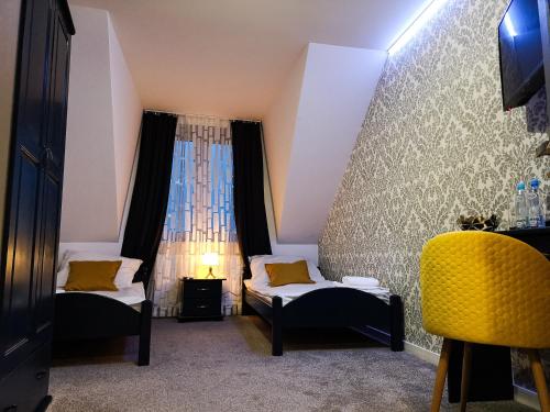 Pokój z 2 łóżkami i oknem w obiekcie Hotel Tara w Kielcach