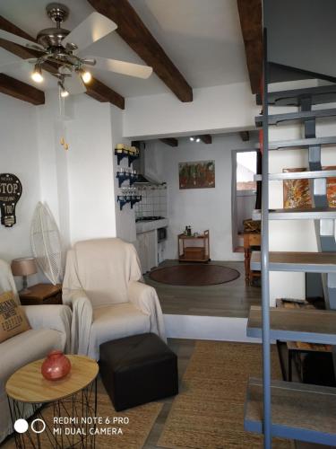 ein Wohnzimmer mit einem Hochbett und einem Sofa in der Unterkunft CASA DON DIEGO in Ardales