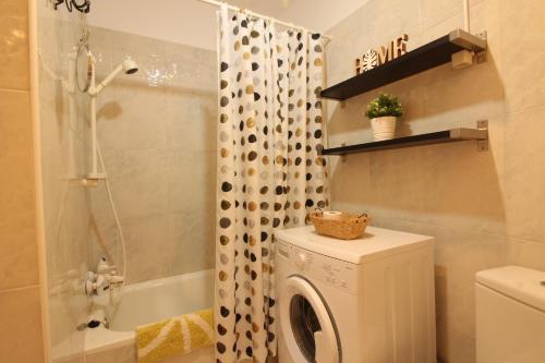 La salle de bains est pourvue d'un lave-linge et d'une douche. dans l'établissement Kumquat apartment, à Torrox Costa