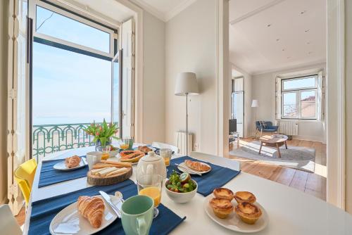 - une table avec de la nourriture et une vue sur l'océan dans l'établissement Rua dos Remédios 179, à Lisbonne