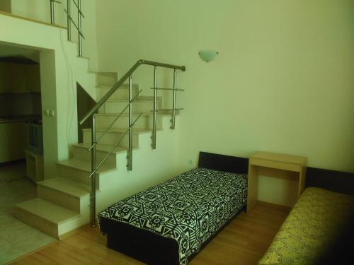 Habitación con cama y escalera en Apartments Bizone, en Kavarna