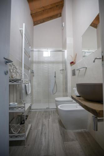 a bathroom with a shower and a toilet and a sink at Lanterna Room&Breakfast in Carpi