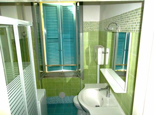 A bathroom at Grottammare mon amour Marina Grande