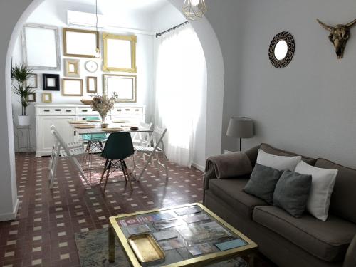 - un salon avec un canapé et une table dans l'établissement Apartamento Homies Córdoba, à Cordoue