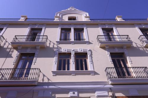 un edificio con balcones en un lateral en Apartamentos Dormavalencia en Valencia