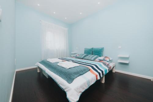 una camera con un letto con una coperta a righe di Silver Coast House until 7 Guests a Seixo
